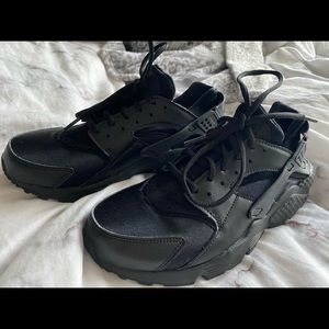 Black Nike Air Huaraches